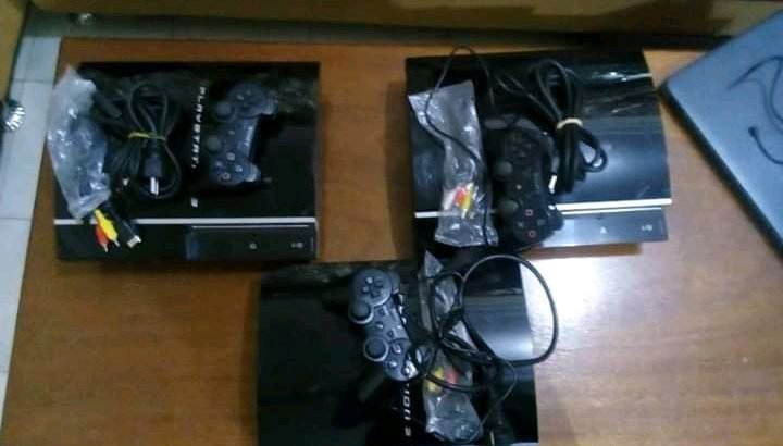 A vendre Plays Station 3√ 2 manettes originales